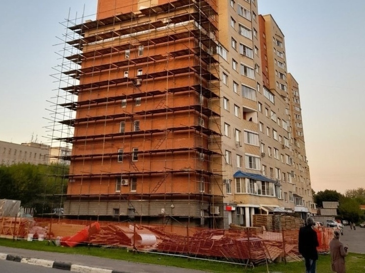 В Чехове ремонтируют одну высотку, не закончив работы на соседней
