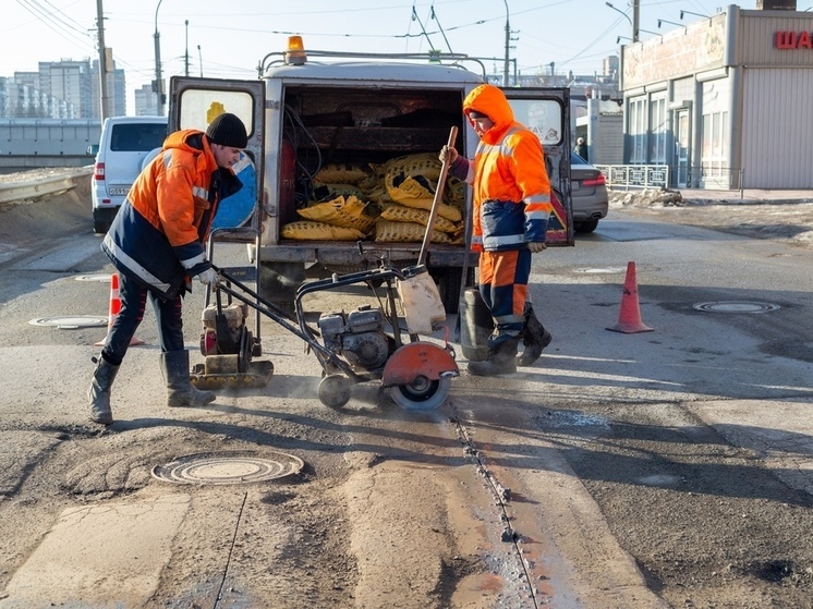 В Омске дорожные рабочие зарабатывают 100 тысяч в месяц