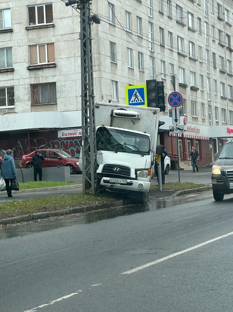 Столб в Петрозаводске остановил грузовик без водителя