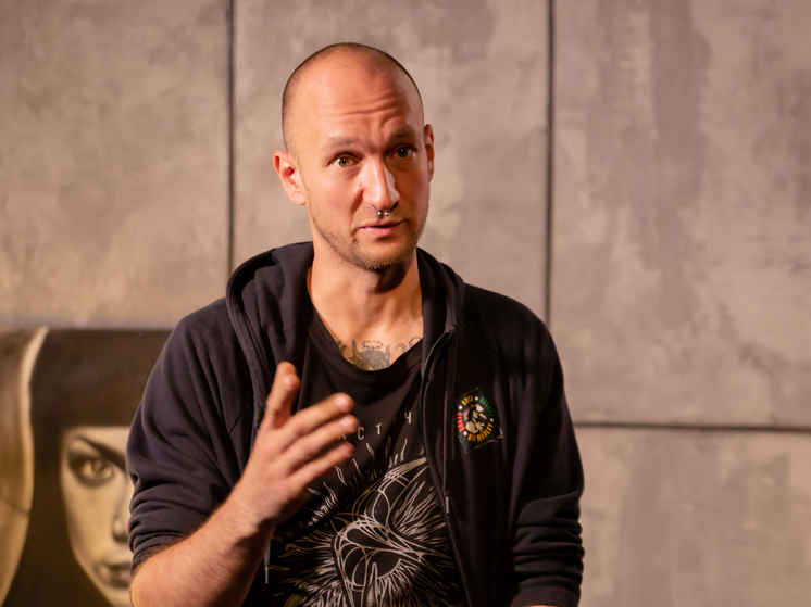 Проект «Карельская артель» – о людях, которые готовы изменить мир и  себя. Саша Шну – панк, поэт и создатель уникального фестиваля «Первая ласточка» рассказал об искусстве, свободе и предназначении.