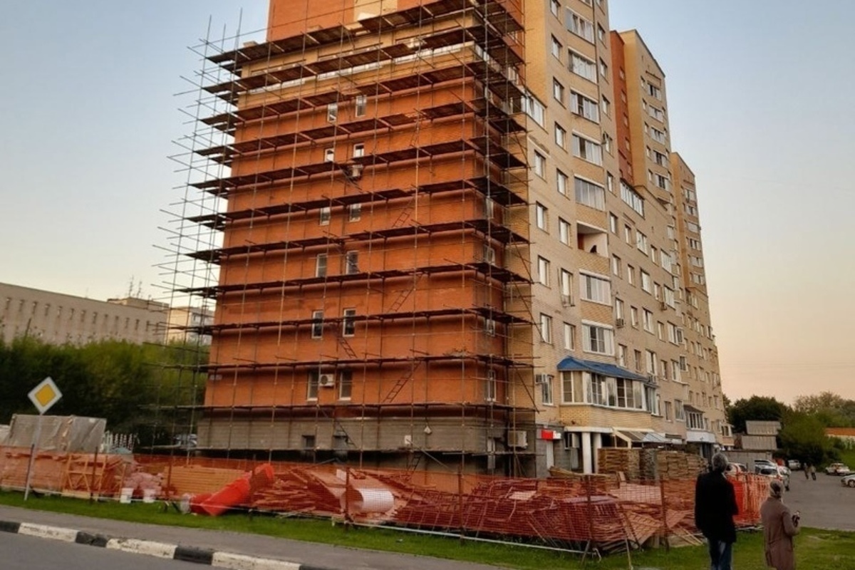 В Чехове ремонтируют одну высотку, не закончив работы на соседней