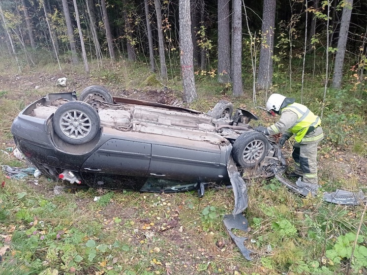 Иномарка съехала с дороги и перевернулась под Петрозаводском
