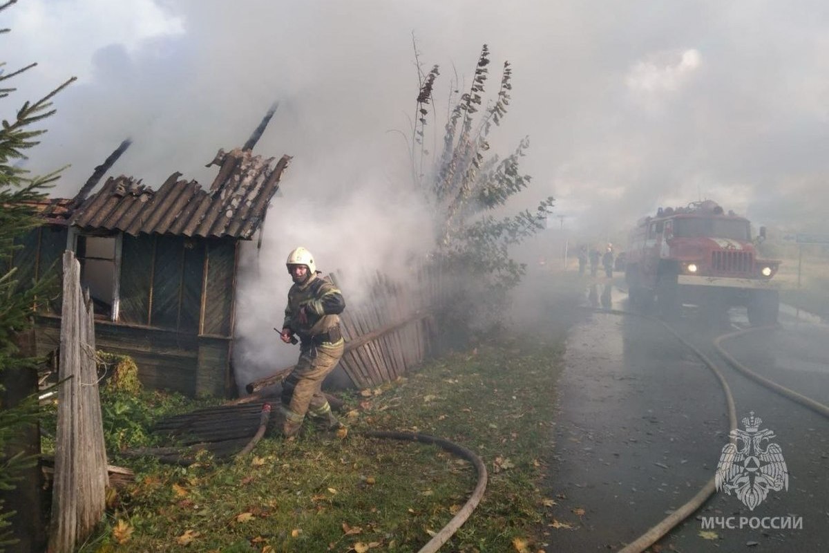 В Солецком округе огонь чуть не перекинулся с горящего дома на соседнее здание