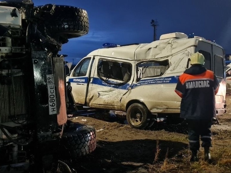 В Ноябрьске ВАЗ столкнулся с грузовиком и от удара отлетел в машину полицейских