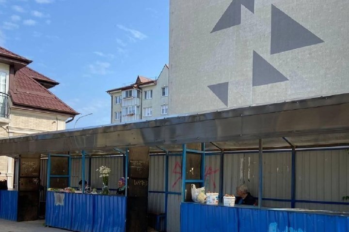 В Янтарном меняют ярмарочные павильоны