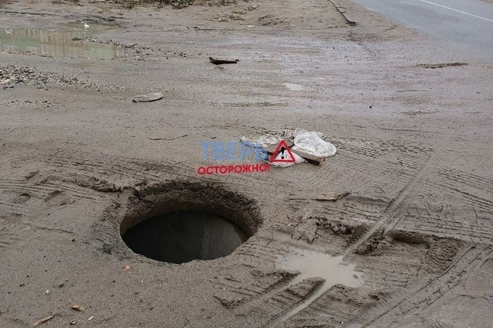 В Московском районе Твери местные жители заметили отсутствие крышки люка
