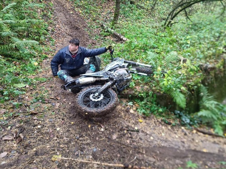 Подростка пришлось извлекать из-под мотоцикла в лесу в Подмосковье