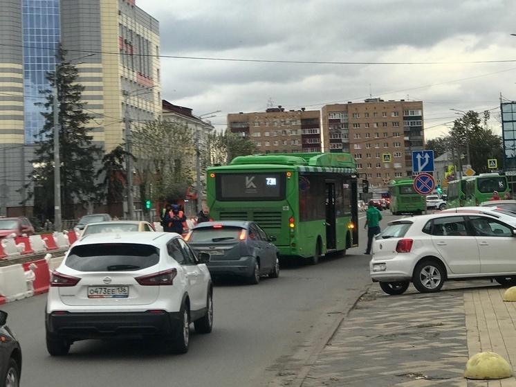 В центре Курска легковушка въехала в новый Volgabus