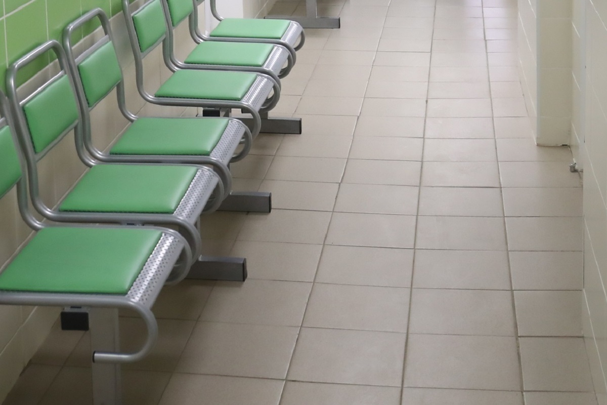 Под Волгоградом посетительницу поликлиники вынудили мыть полы
