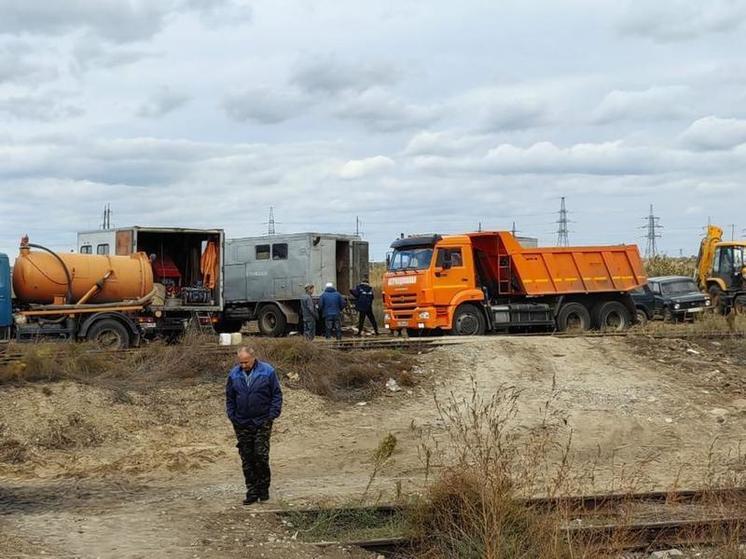 30 тонн песка отсыпал Астрводоканал, чтобы остановить уход под воду трех улиц