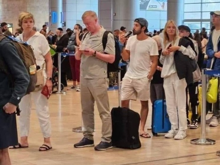 Наблюдатели разглядели в руке у жены Чубайса в аэропорту израильский паспорт
