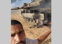 В результате неожиданной атаки ХАМАС израильская армия за первые сутки могла потерять шесть танков "Меркава" и 17 бронетранспортеров, пишет обозреватель Forbes Дэвид Хэмблинг со ссылкой на финского военного эксперта Эмиля Кастехельми