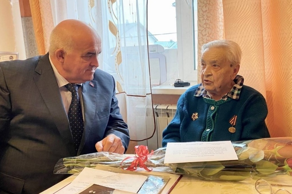 Губернатор Сергей Ситников поздравил со 100-летним юбилей участницу войны Юлию Тяпкину