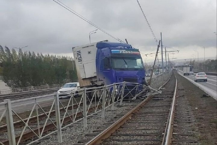В Казани из-за повреждения грузовиком опоры контактной сети встали трамваи