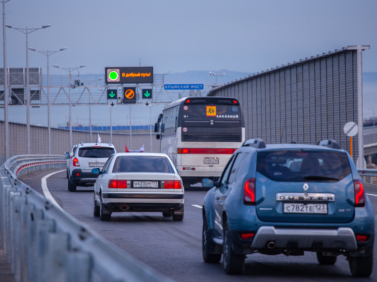 Перед Крымским мостом после возобновления работы образовалась очередь