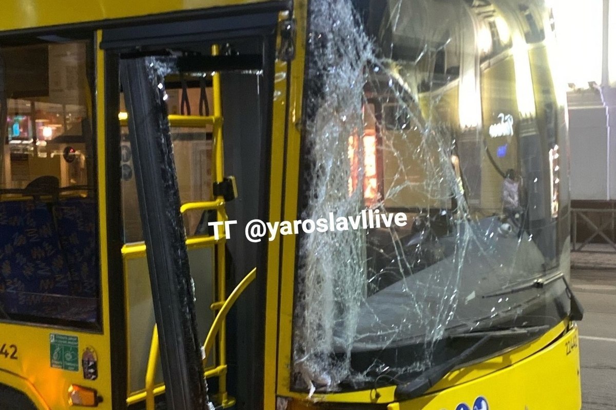 В Ярославле водитель желтого автобуса пошел на таран столба
