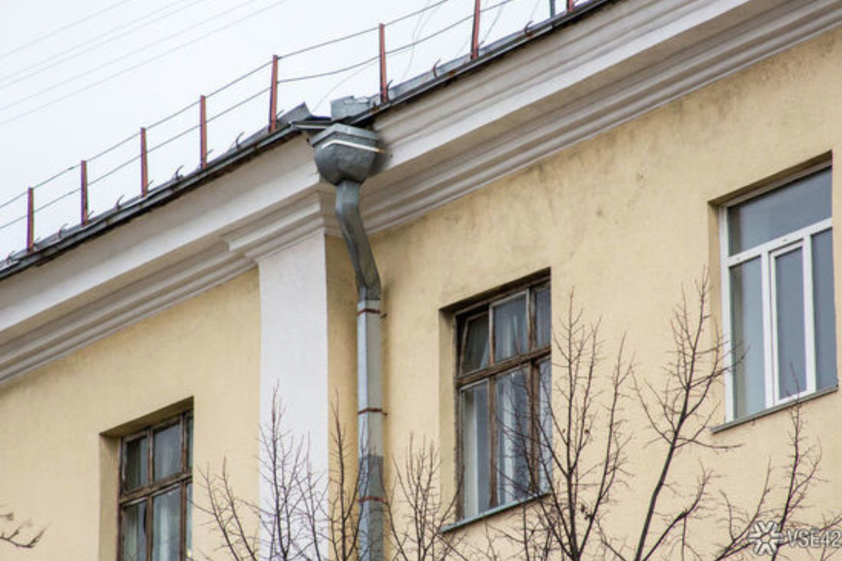 Соцсети: в кузбасском городе в жилом доме рухнул потолок