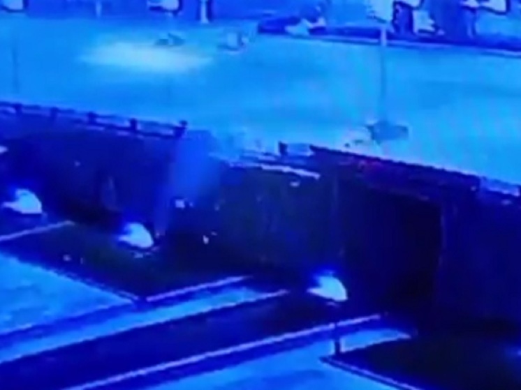 В Екатеринбурге Мерседес упал с моста на Плотинке, пострадали дети