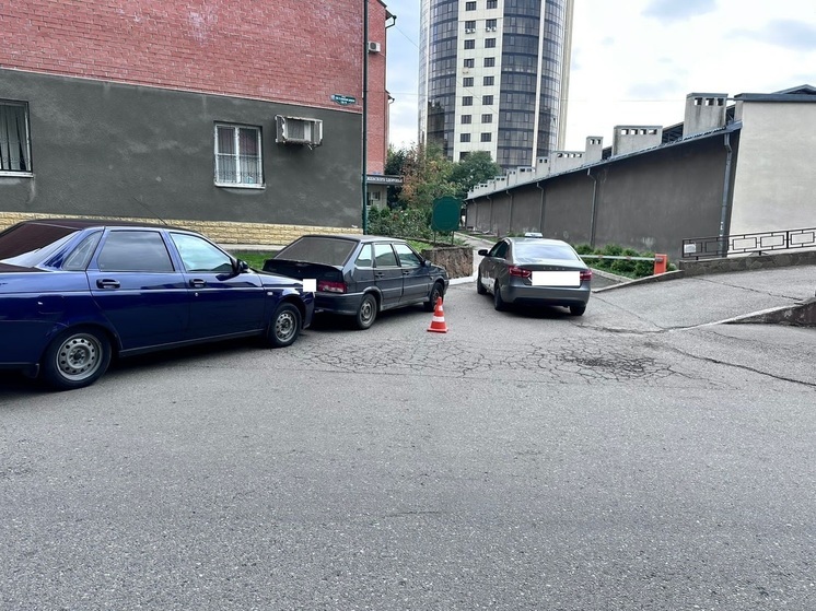 Лихач в Пятигорске сбил пенсионерку, двигаясь задним ходом во дворе