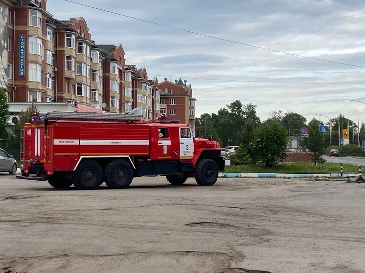 Детская коляска и самокат загорелись в подъезде дома в Вологде