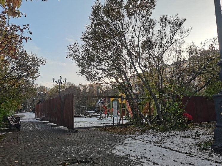 В центре Мурманска приступили к установке новой детской площадки