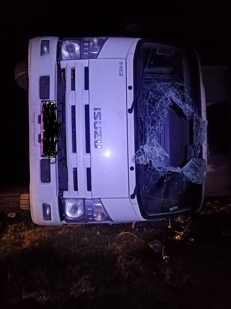 Появились фото грузовика, перевернувшегося ночью в Карелии
