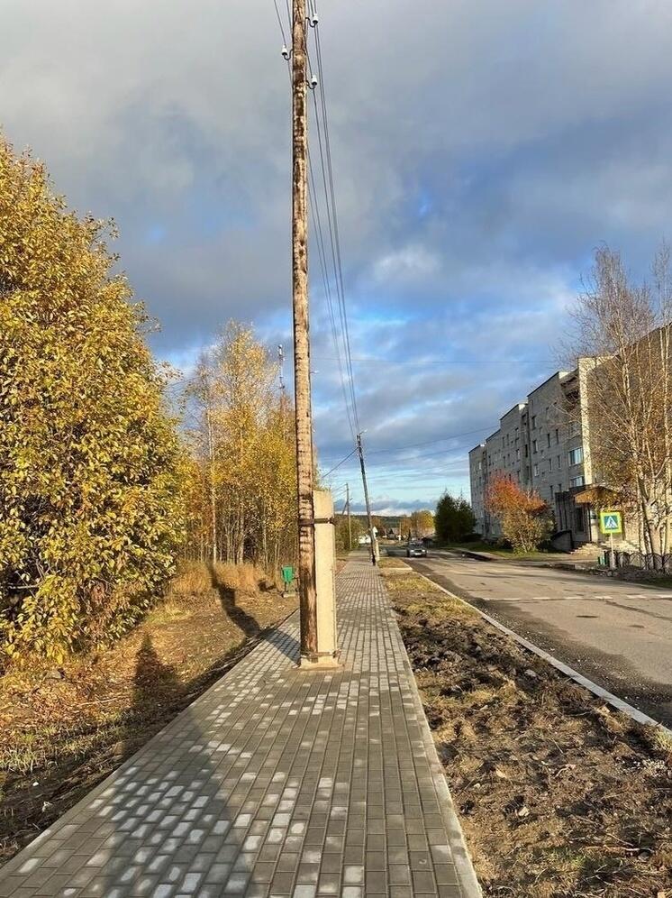 Тротуар со столбом посередине проложили в поселке Карелии