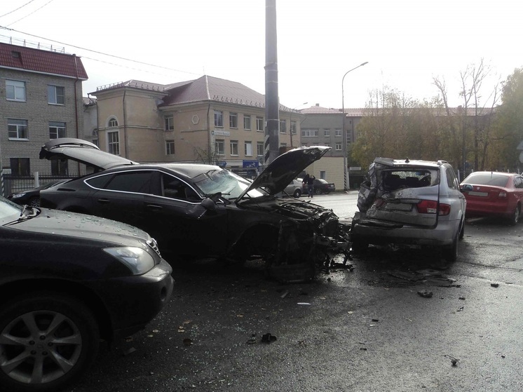 В Архангельске пьяный водитель влетел в столб и три припаркованных машины