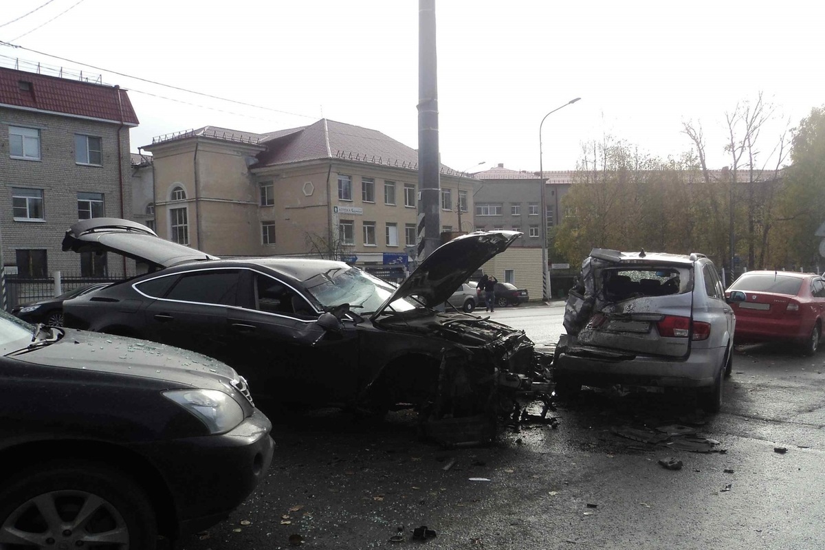В Архангельске пьяный водитель влетел в столб и три припаркованных машины