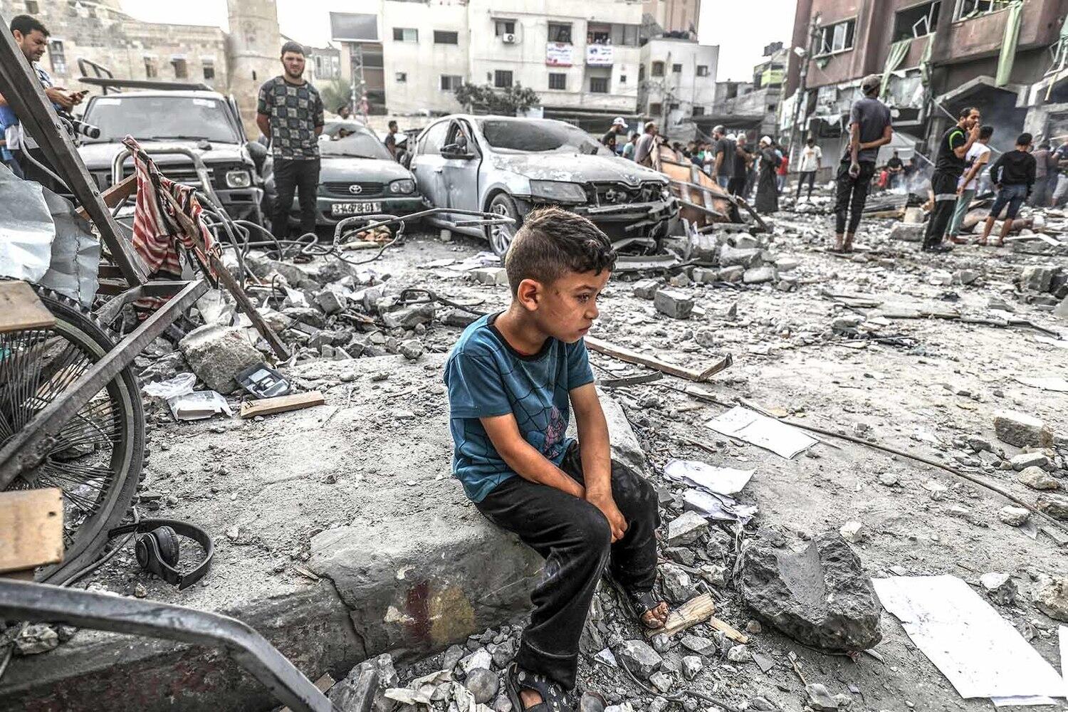 An Israeli soldier with a dog of the dead, grief in Gaza: images of the war are heartbreaking 