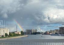 Необычное для октября погодное явление возникло над Петербургом ранним утром. Так, в небе можно было увидеть радугу, рассказал синоптик Александр Колесов в своем telegram-канале.