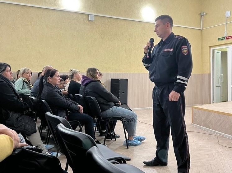 Сотрудник ГИБДД принял участие в родительском собрании в школе №4 в Ряжске