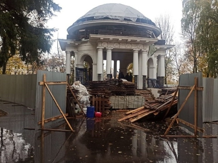 В Александровском саду Кирова начался новый этап ремонта ротонд