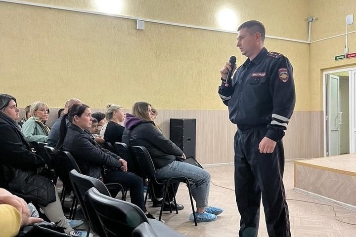 Сотрудник ГИБДД принял участие в родительском собрании в школе №5 в Ряжске