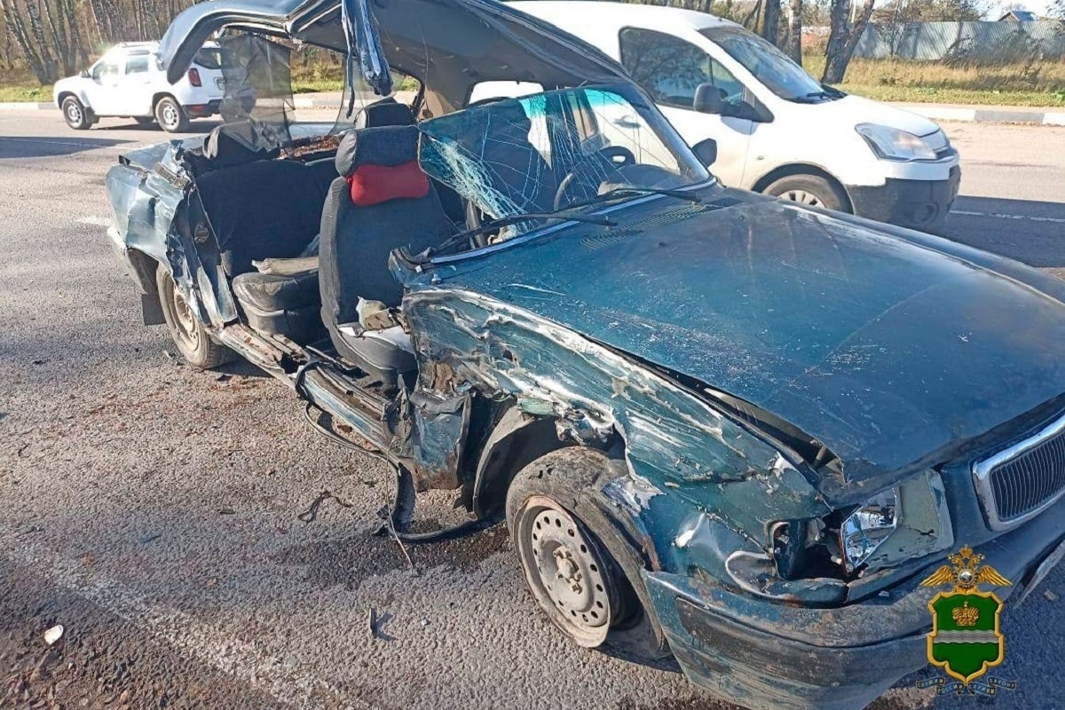 В столкновении Mitsubishi Pajero с «Волгой» под Калугой травмированы 4 человека