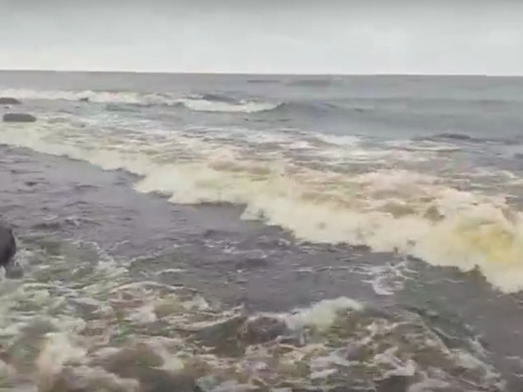 Ладожское озеро в Карелии штормит