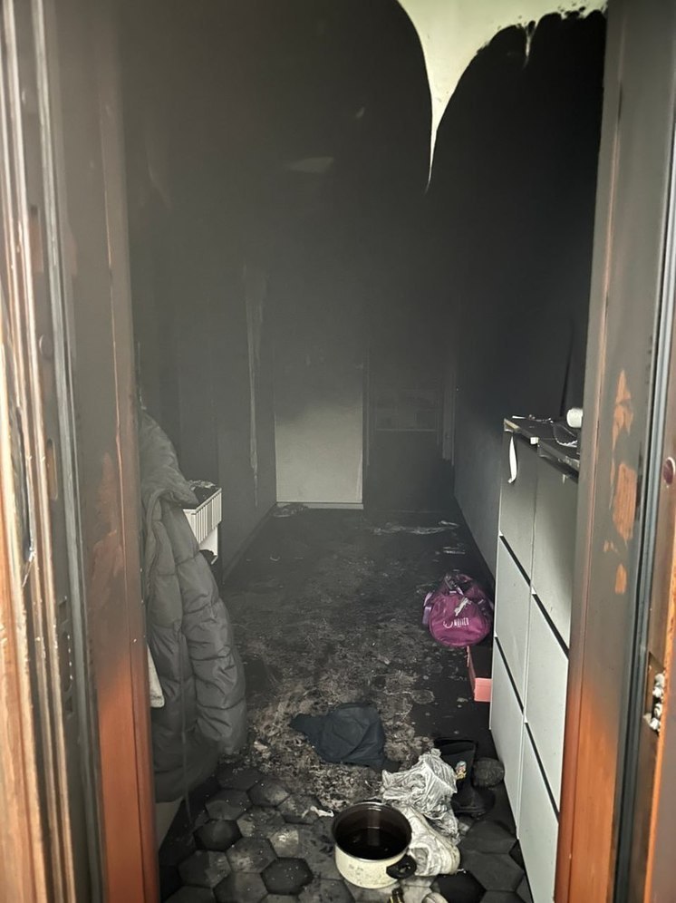 Женщину с ребенком спасли через окно горящей квартиры в Пангодах