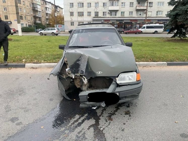 В Твери «ВАЗ» врезался в столб