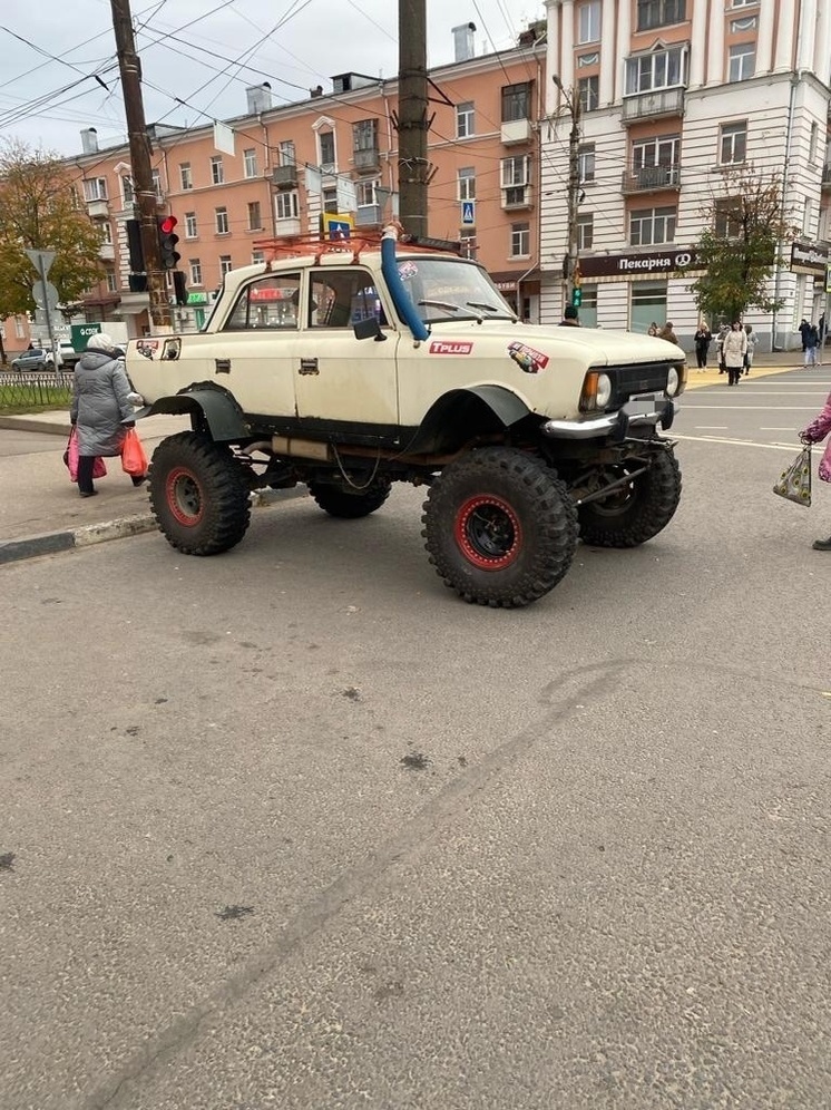 По улицам Твери разъезжает "Москвич", который не боится грязи