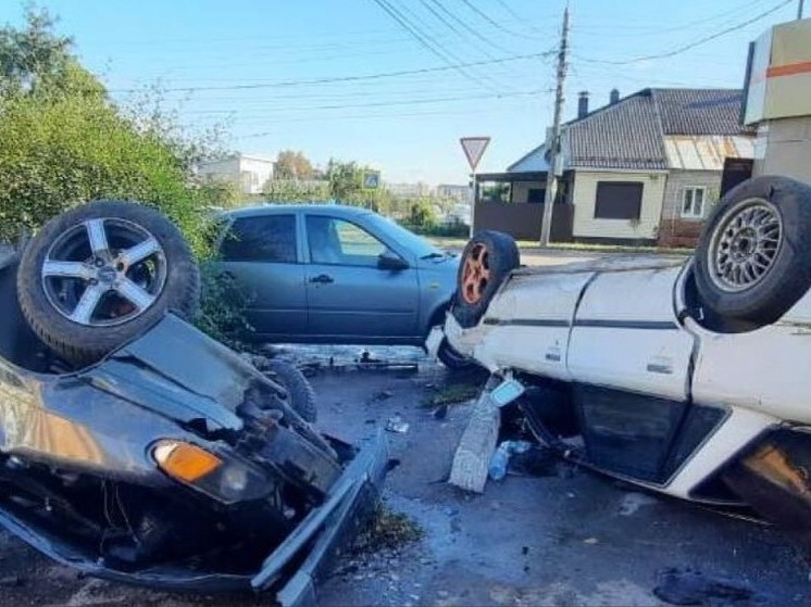 В Воронеже после столкновения перевернулись две легковушки