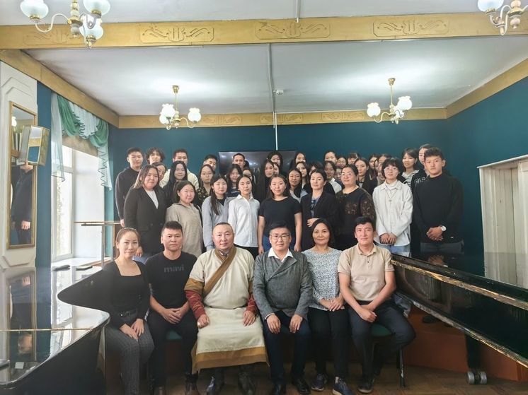Знаменитый сказитель из Монголии встретился со студентами Бурятии