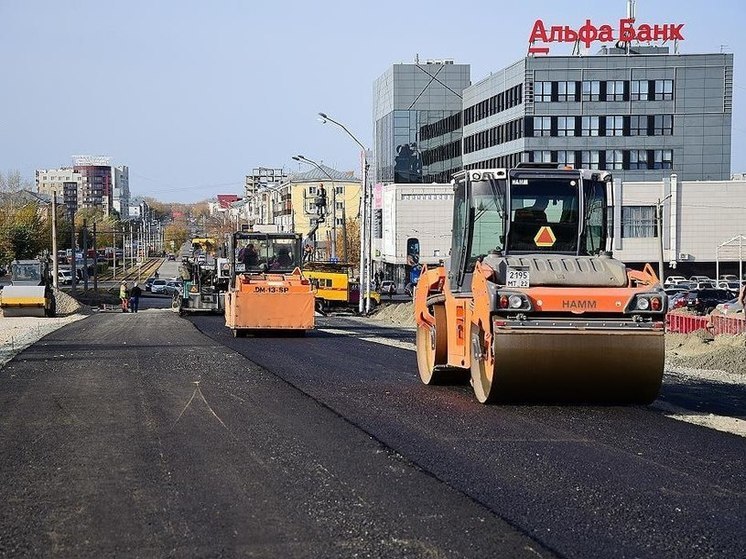 В Барнауле начали асфальтировать дорогу на подъезде к мосту на Новом рынке