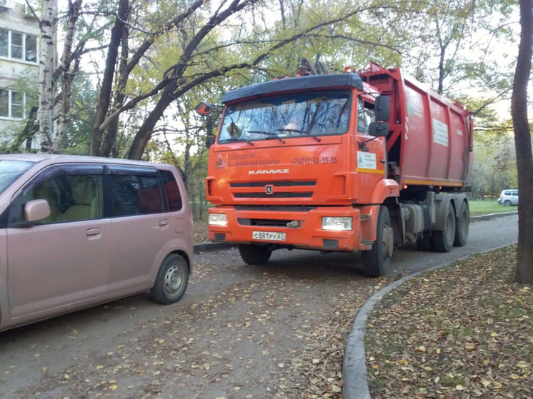 В Хабаровске проезд к мусорным бакам во дворах очистят от машин