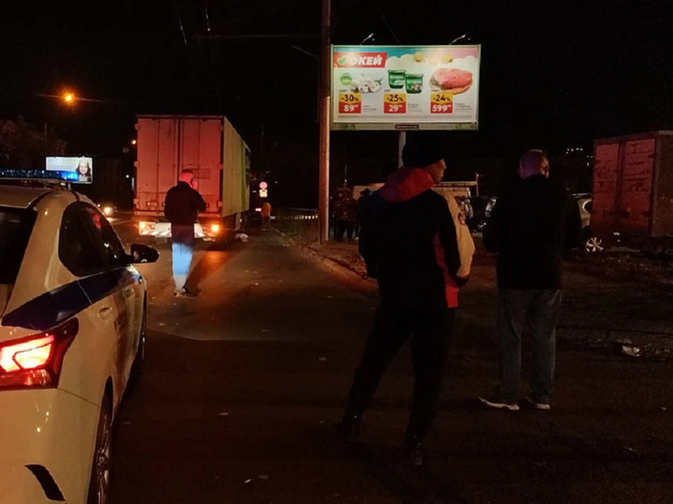 В Новосибирске спасатели вытащили труп мужчины из-под грузовика