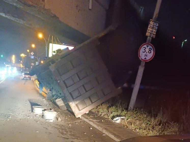 Грузовик повредил железнодорожный путепровод в Екатеринбурге