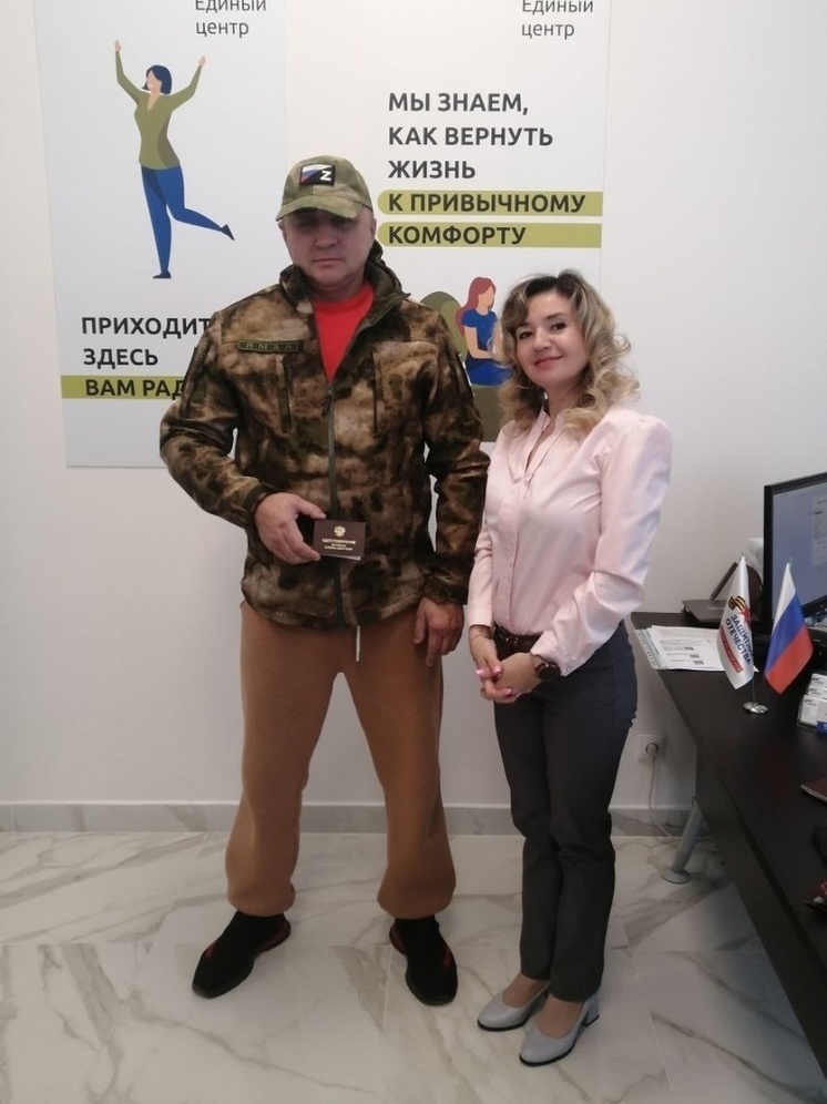 В Муравленко демобилизованному из-за ранения бойцу СВО помогли получить удостоверение