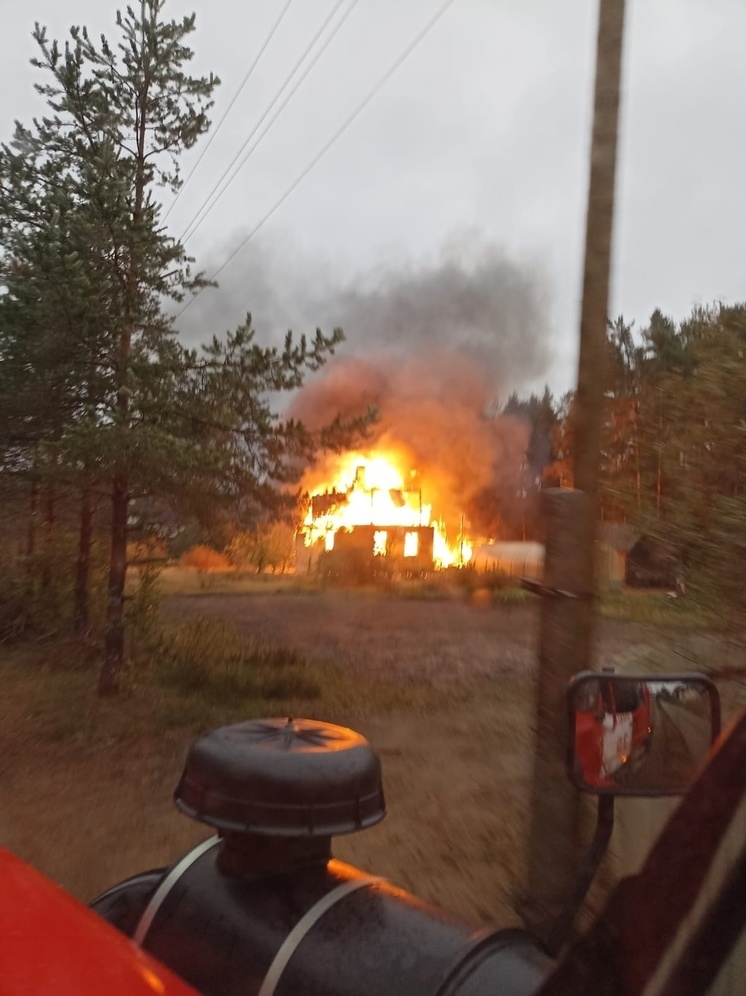 Дым до небес поднялся от горящего дома в Карелии