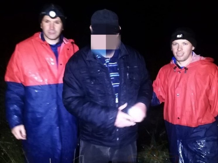 Спасатели помогли мужчине, заблудившемуся в лесу в Волховском районе