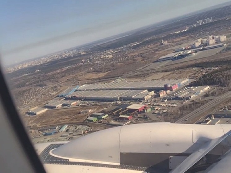 Подавший сигнал тревоги самолет из Сабетты приземлился в Москве