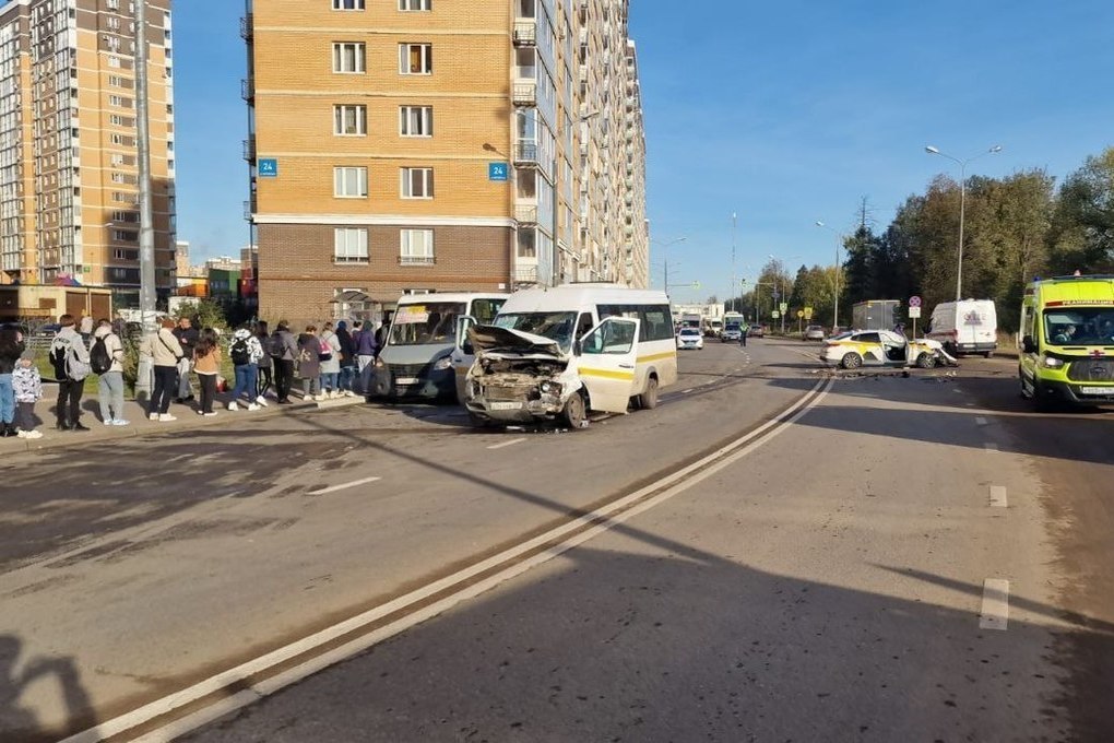 Названо число пострадавших в ДТП при столкновении такси и маршрутки в Люберцах